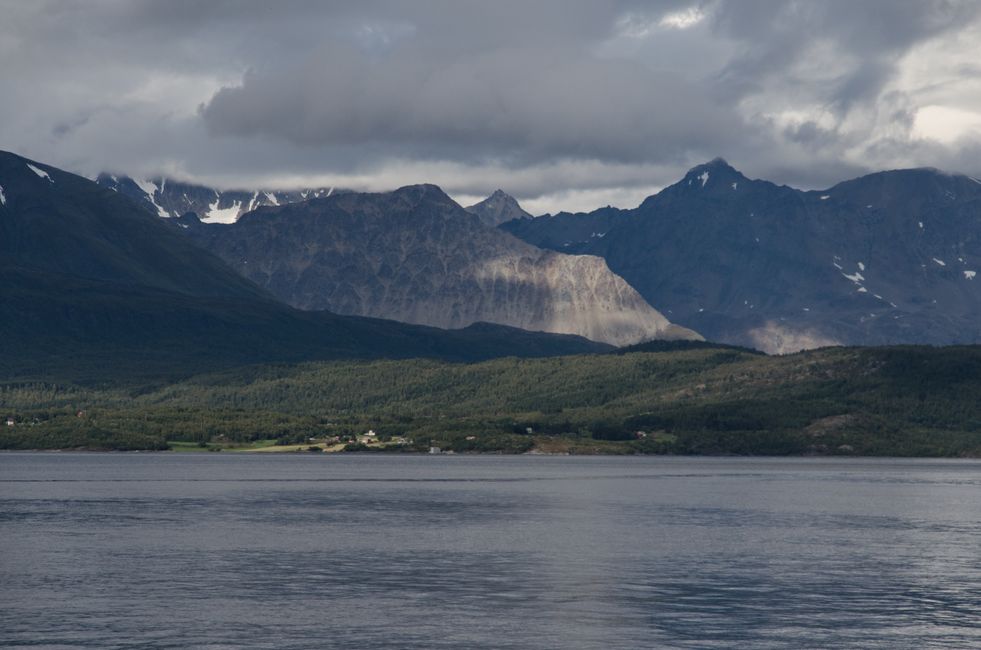 Entlang des Lyngenfjords.