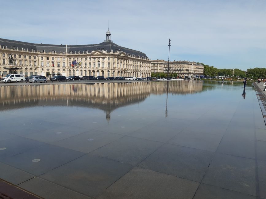 Mirroir d'Eau. The background is reflected in the water.