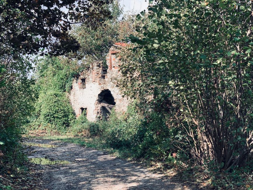 Eine der vielen Ruinen am Wegesrand