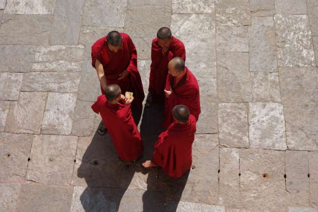 Mönche beim Tuscheln