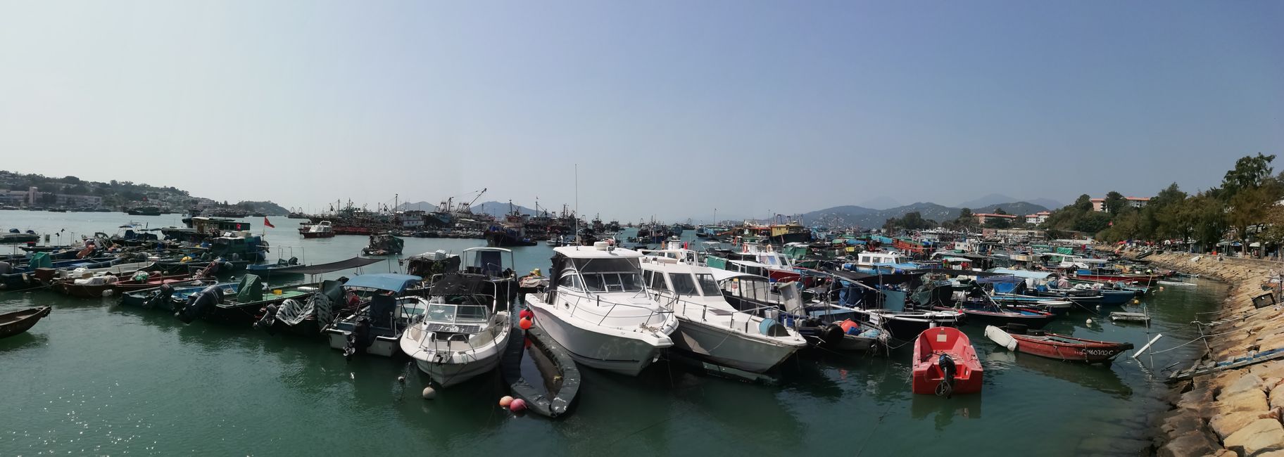 Fischerboote im Hafen von Chueng Chau