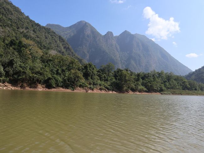 En amont de Muang Khua en bateau (jour 84 du tour du monde)