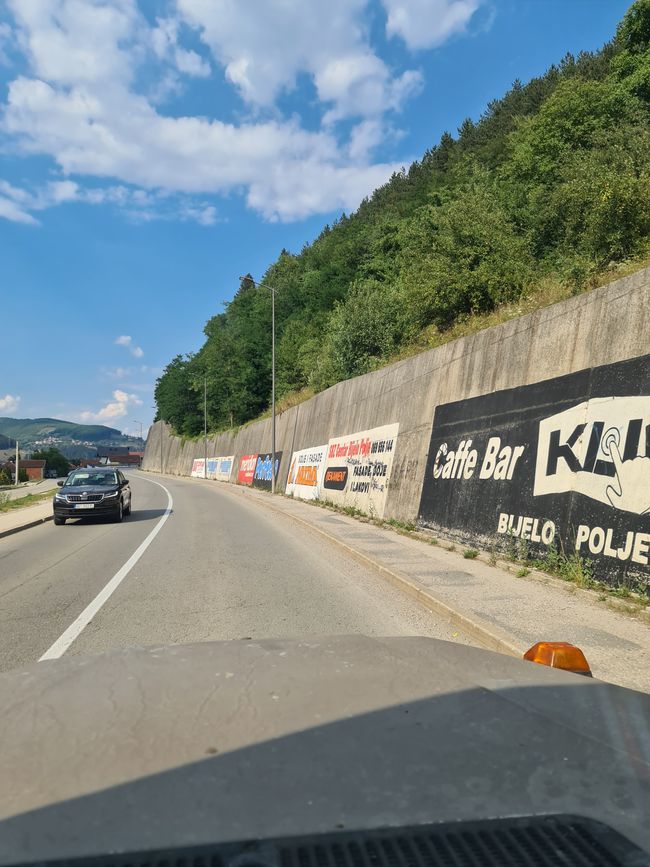 Typisch Für Montenegro, mit Werbung, meist für Wettanbieter, bemalte Befestigungswände.