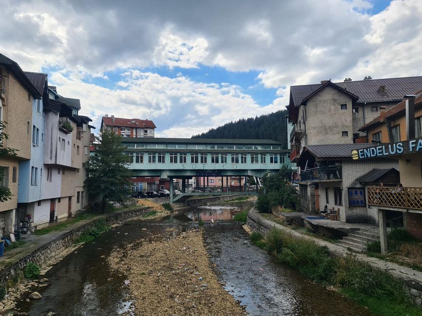 Wir rasteten in Rożaje. Hier war Montenegro nicht wieder zuerkannt. Schön wie eh und je aber die kleine Bergstadt war voll mit gut besuchten Shisha-Bars. Hier gab's so ungefähr das beste Burek von ganz Montenegro.