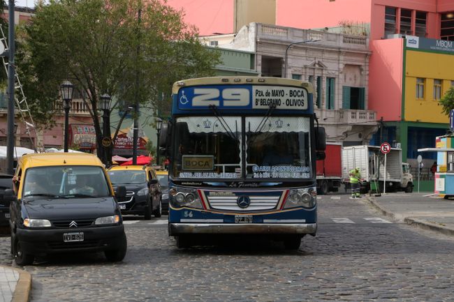 Neben den bunten Bussen prägen auch die recht günstigen, schwarz-gelben Taxis das Stadtbild