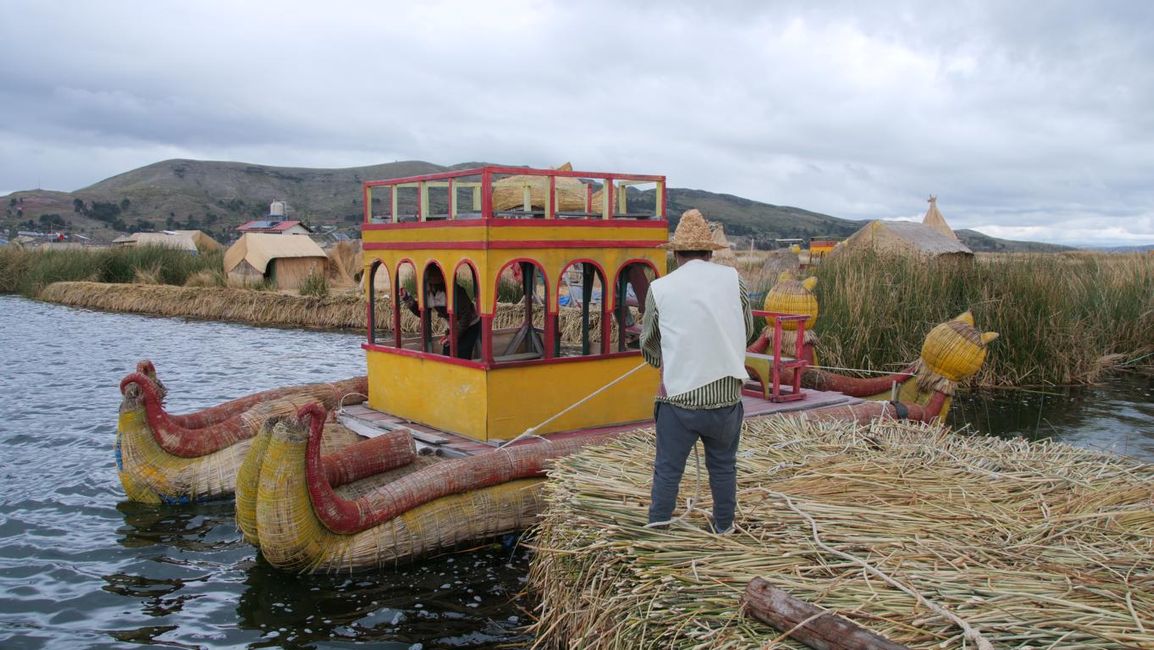 wir fahren mit einem traditionellen Boot auf die Hauptinsel der Uros Inseln