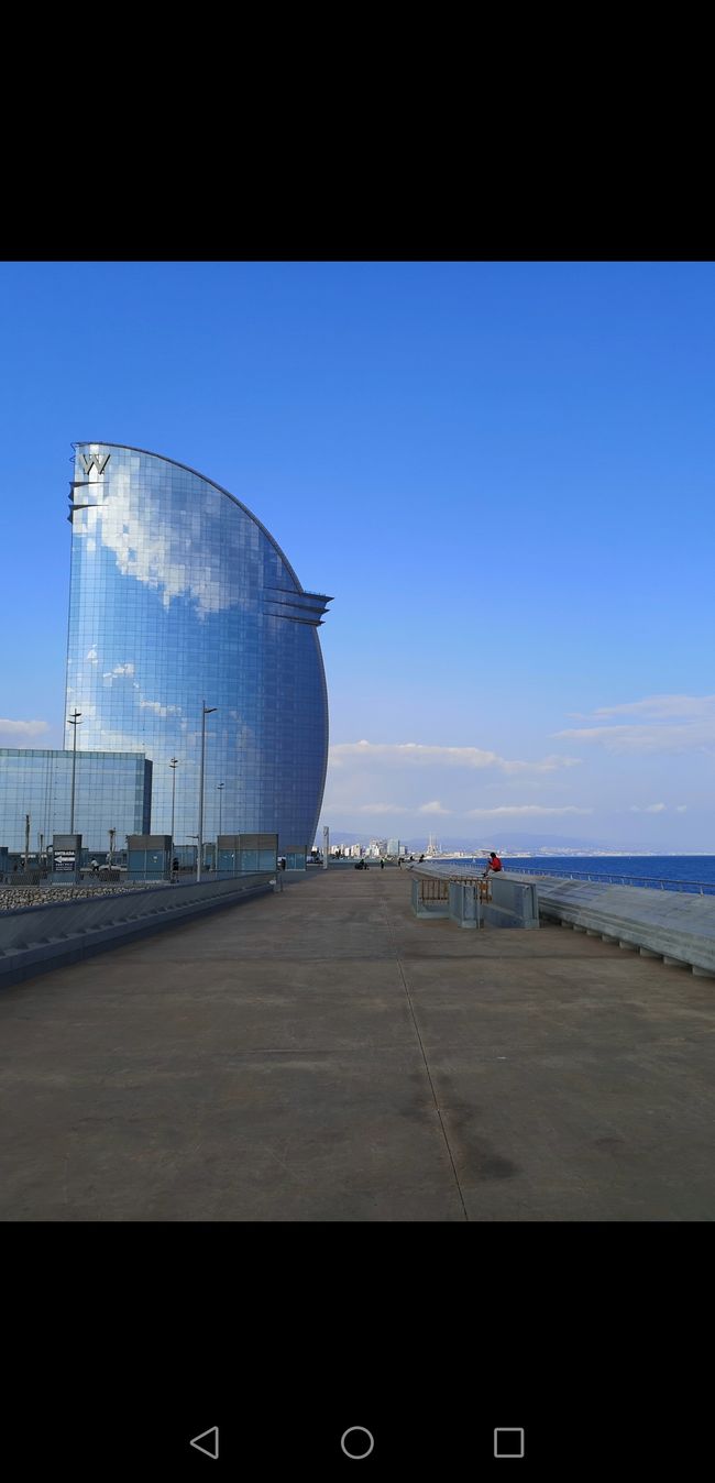 Wie jede Stadt am Meer, die was auf sich hält (Dubai und Bremerhaven) hat auch Barcelona einen Turm in Form eines Segels