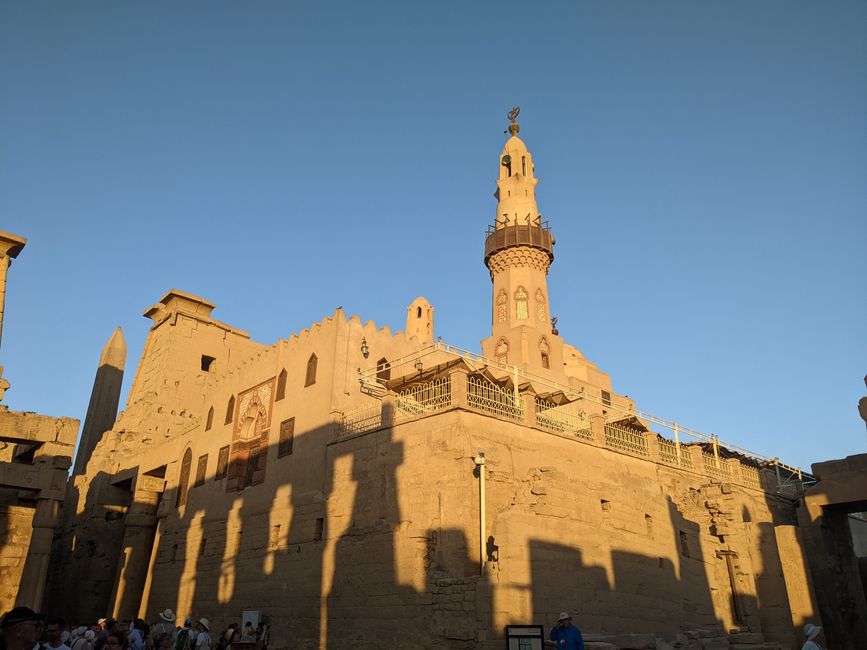 Die noch genutzte Moschee im oder auf dem Tempel von Luxor