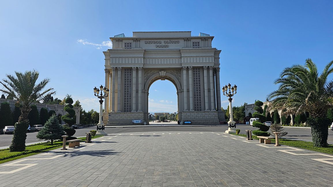 Triumphal Arch in front of Heydar Aliyev Park