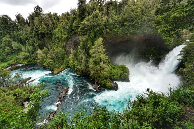 Gletschergespeiste Wasserfälle in der Huilo Huilo Reserva Biológica