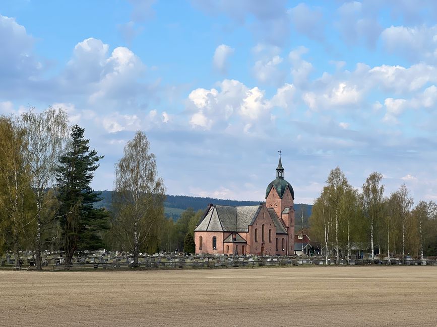 Die Kirchen sind meist weitab von den Dörfern. 