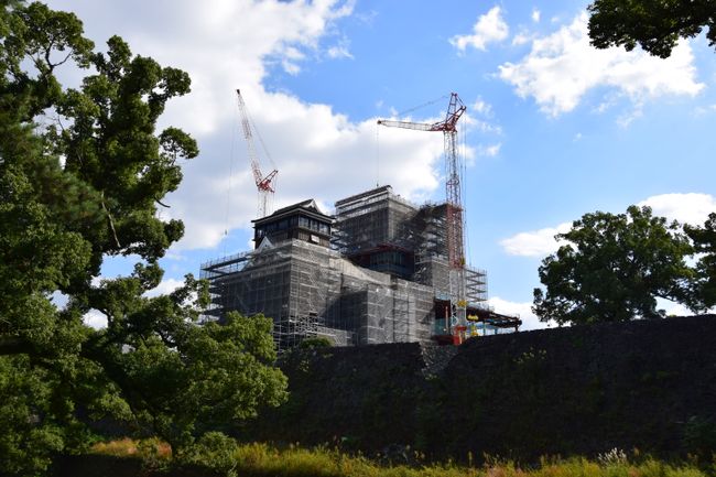 Kumamoto-Schloss unter Gerüst versteckt