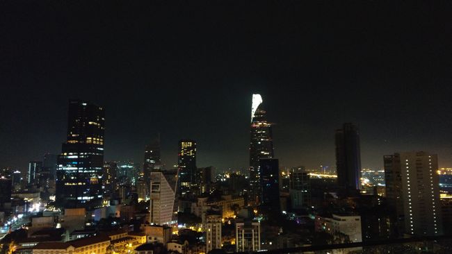 Nächtliches Saigon mit verdächtig aussehenden Avengers-Tower
