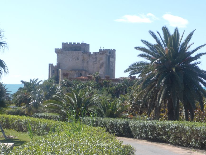 Castello di Falconara ist nur durchs Tor zusehen 