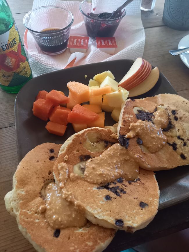 Typisches Frühstück: Bananenpancakes mit peanut butter