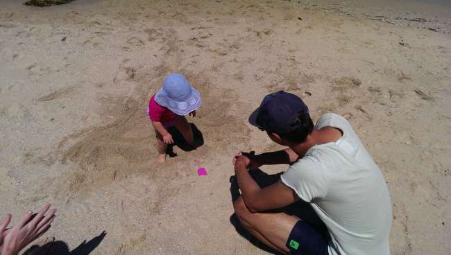Andi spielt mit Amelia im Sand