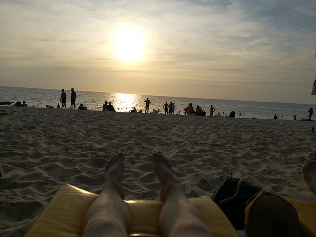 Am Strand liegen, bis die Sonne untergeht.