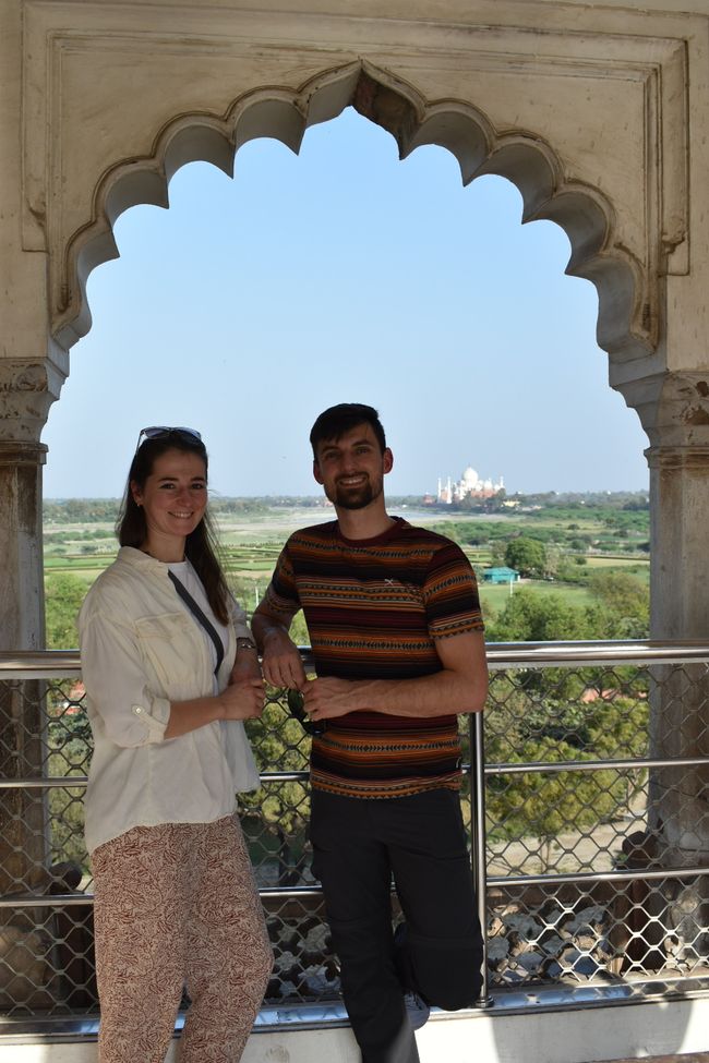 Die Sicht auf das Taj Mahal vom Agra Fort. 