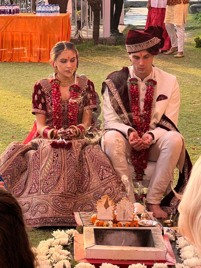 Braut und Bräutigam während der Havan-Zeremonie. Da gab es doch schon viele Regeln und beide sind hochkonzentriert. 