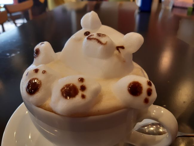 ein knuffiger Milchschaum-Bär auf meinem Kaffee 