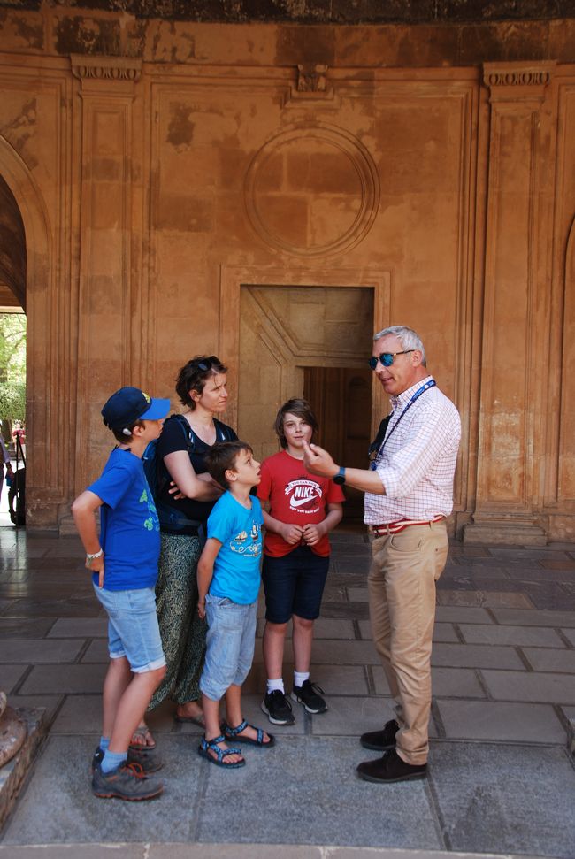 in der Alhambra: unser Führer erzählt