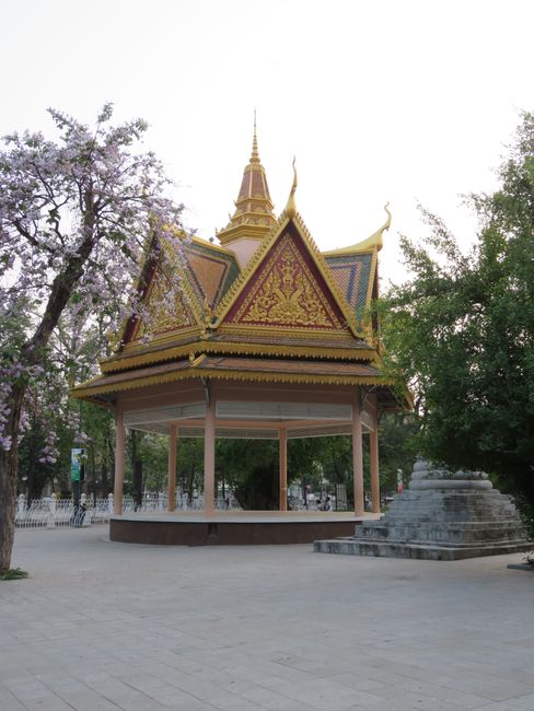 Schöne Außenanlage des Wat Phnom Penh