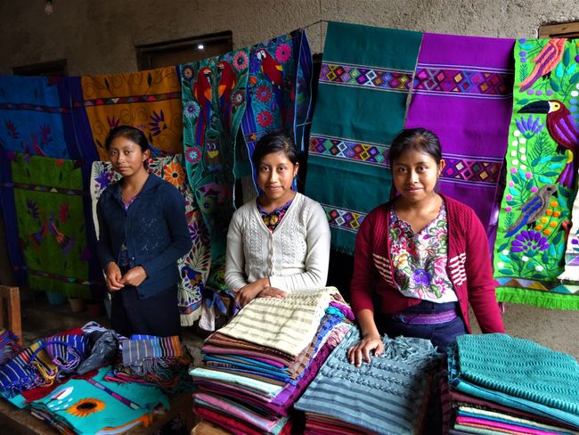 Selbstgewebte Textilien einer Familie in Zinacantán