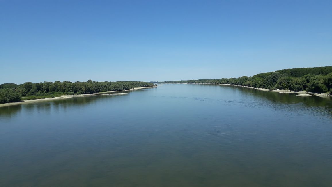 Ein Blick von der Brücke auf die schon sehr breite Donau.