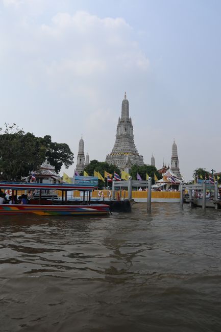 Blick auf das Wat Arun vom Boot aus.