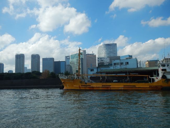 Skyline von Tokio vom Wasserbus gesehen