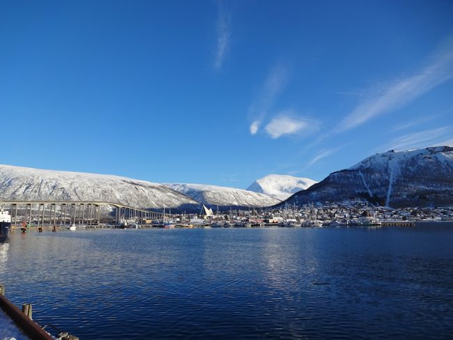 Der Blick auf die Südseite Tromsös mit Hausberg Floya (rechts) und Eismeerkathedrale