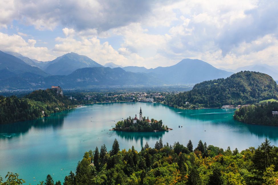 The island in the middle of Lake Bled, fantastic! Copyright: Arnaud STECKLE - Unsplash