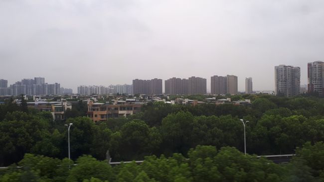 So sieht Shanghai aus, wenn man nicht gerade in der Innenstadt ist. Eine Mischung aus hohen Wohntürmen und kleineren Häusern.
