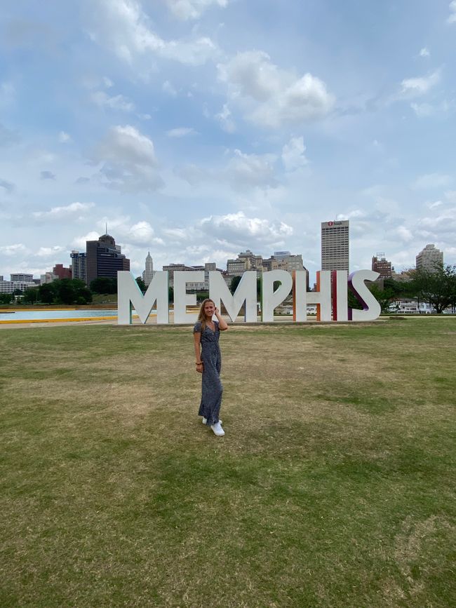 Memphis sign on mud island