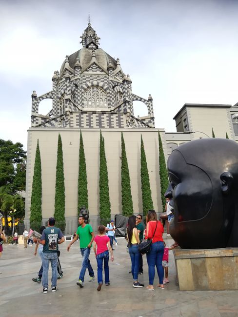 In Medellín finden sich zahlreiche von Boteros unproportionalen Statuen.