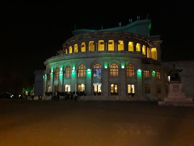 Oper bei Nacht