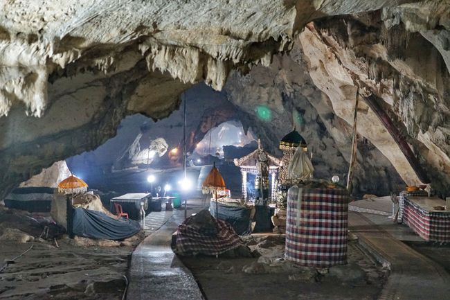 Der Goa Giri Putri Tempel wurde in eine riesige Höhle gebaut