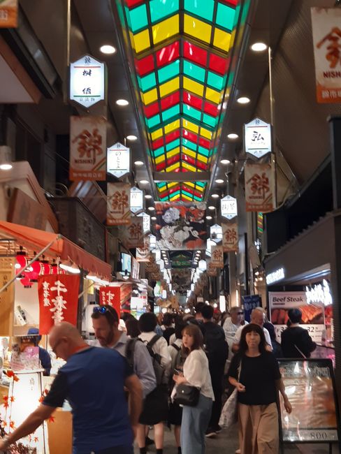 Nashiki Markt - der 'Nasch'markt Kyotos. Allerdings hauptsächlich mit Meeresgetier, wie zB winzig kleinen🐙 am Spieß 😲 