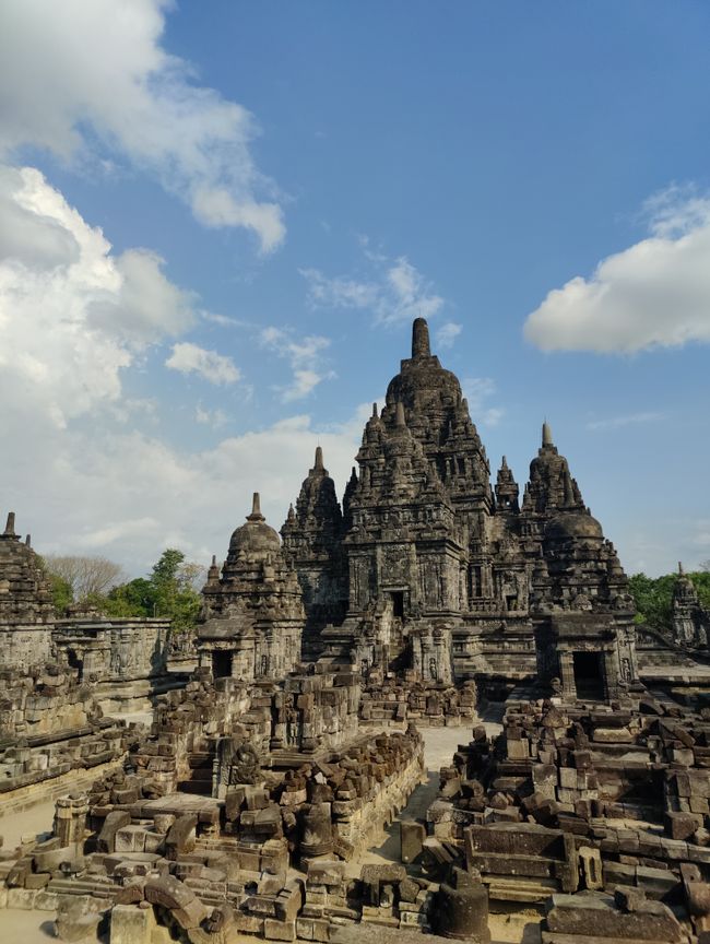 Borobudur ne Prambanan (Yogyakarta) ne wɔn a wɔka wɔn ho no.