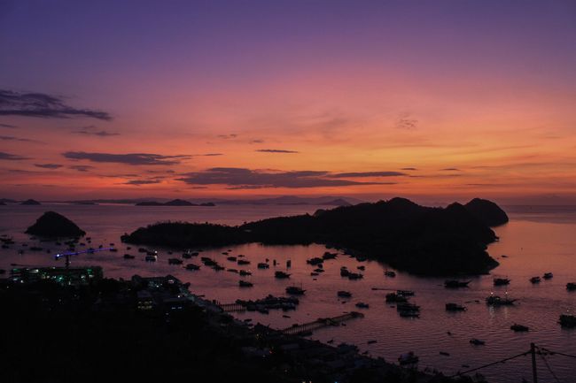 Sonnenuntergang in Labuan Bajo (Ausblick vom Ciao Hostel)
