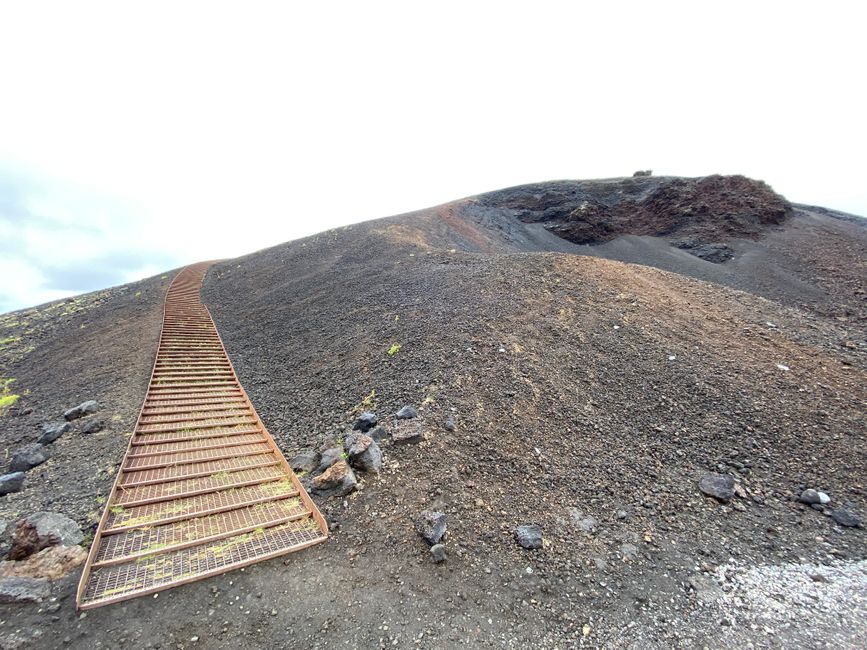Coole Eisentreppe hinauf zum Krater.