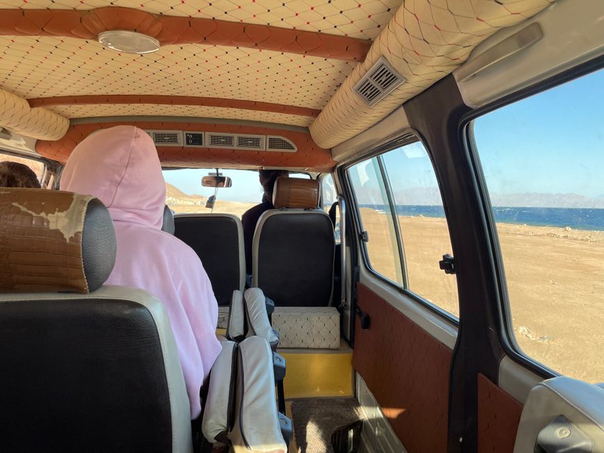 im Minibus zum „Blue Hole“ trampen, einem Tauchspot nördlich von Dahab