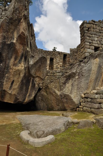 Ein echtes Highlight, der Kondortempel (darf in den Bergen einfach nicht fehlen) Ein fantastisches Beispiel, wie bei den Inka Natur, Architektur und Kunst Hand in Hand gingen. Die Felsen stellen die Schwingen des Andenvogels dar, der bearbeitete Stein am Boden den Kopf