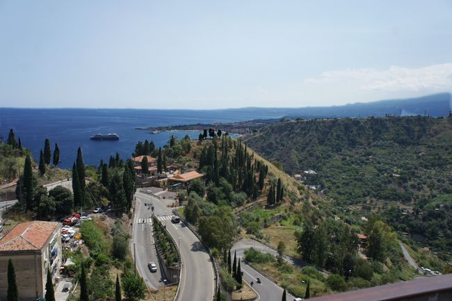 Blick von Taormina aus auf die Zufahrtsstraße 