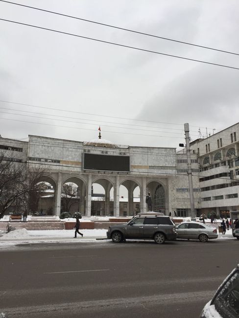 Diwrnod 1: Bishkek, Kyrgyzstan - "Beth ydych chi'n ei wneud yma?"