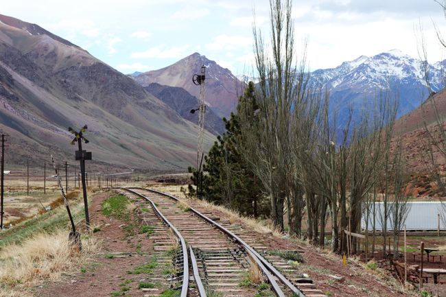 Schienen der Transandernbahn, die Mendoza mit Los Andes in Chile verband - nach Erdtutschen in 1984 stillgelegt