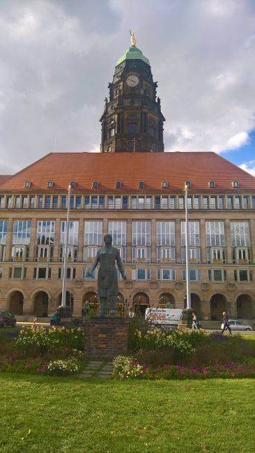 Rathaus mit der Statue einer arbeitenden Frau