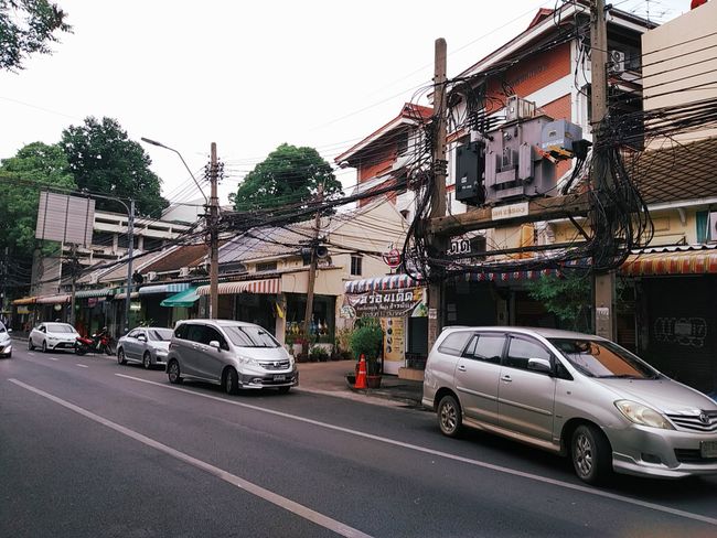 Infrastruktur in Thailand,man beachte die Kabel