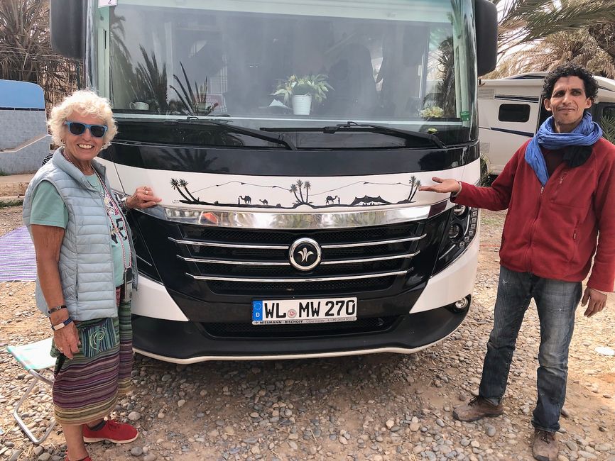 Maria and her artist presenting the new artwork on Wilhelm's motorhome.