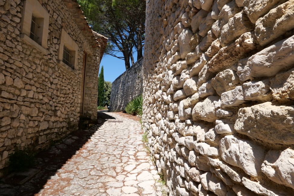 2021 - July - Hiking in Luberon, Day 3 and 4, Gordes and the Sénanque Monastery